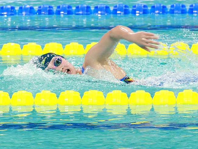 12日晚,李冰洁在女子1500米解放泳决赛中。东说念主民网 李兆民摄