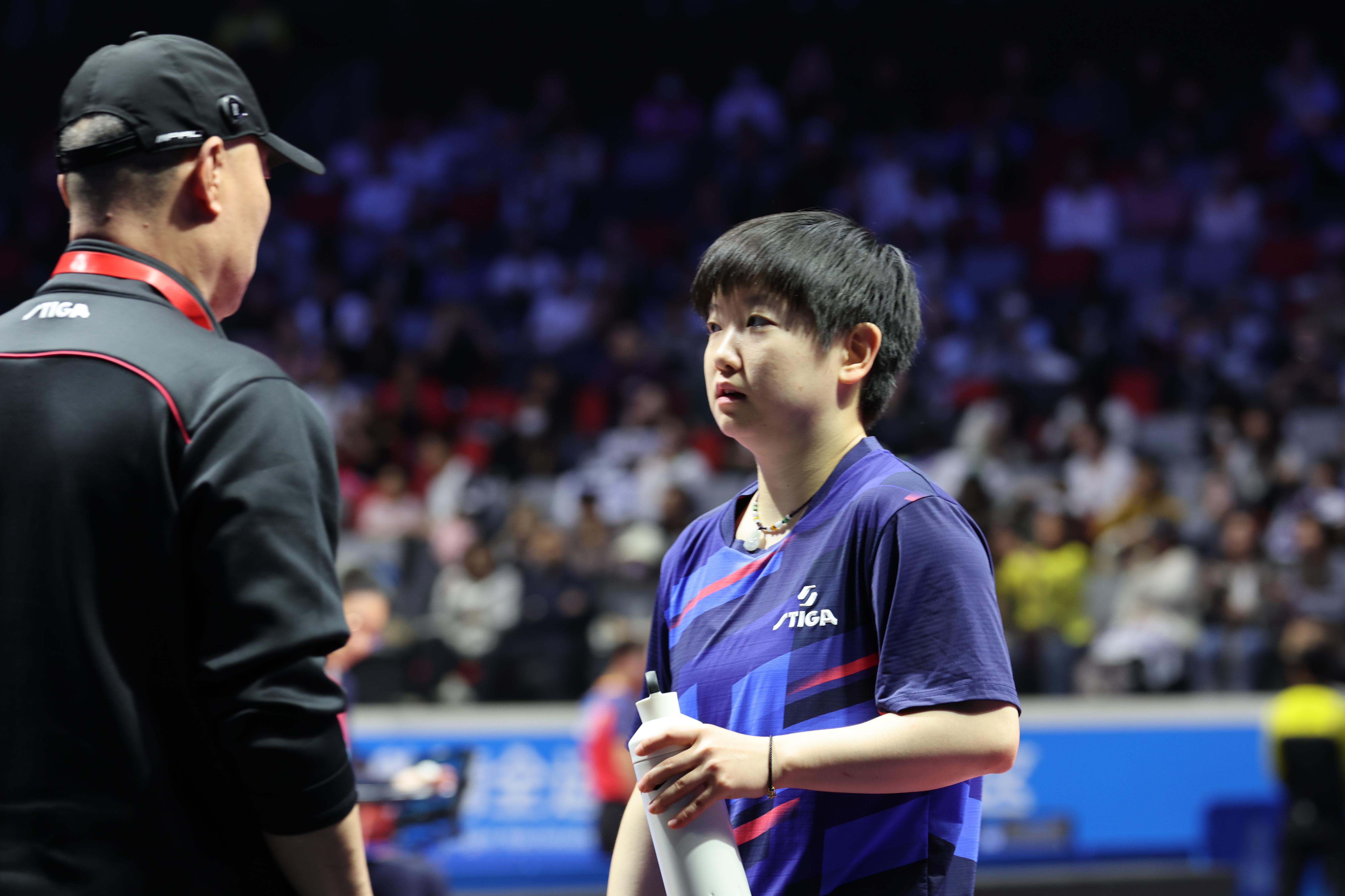 孙颖莎与教化疏导。东说念主民网记者 胡雪蓉摄